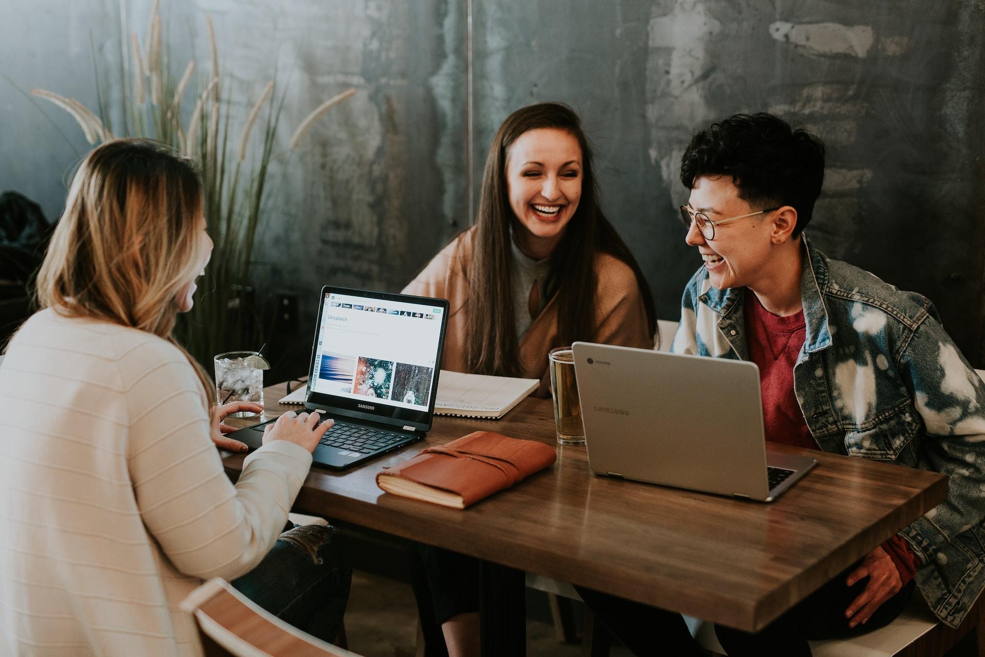 Bild von am Laptop arbeitenden Frauen